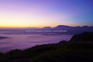 日の出を迎える外輪山から見た阿蘇の風景
