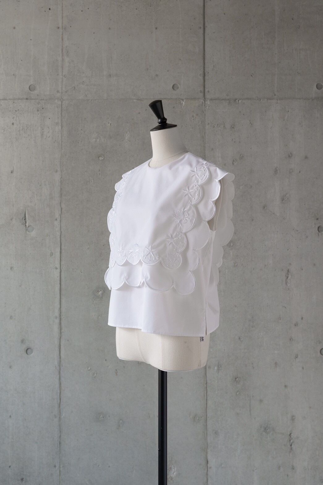 embroidery scallop blouse(white)ご注文から1週間前後で発送 | roughlow