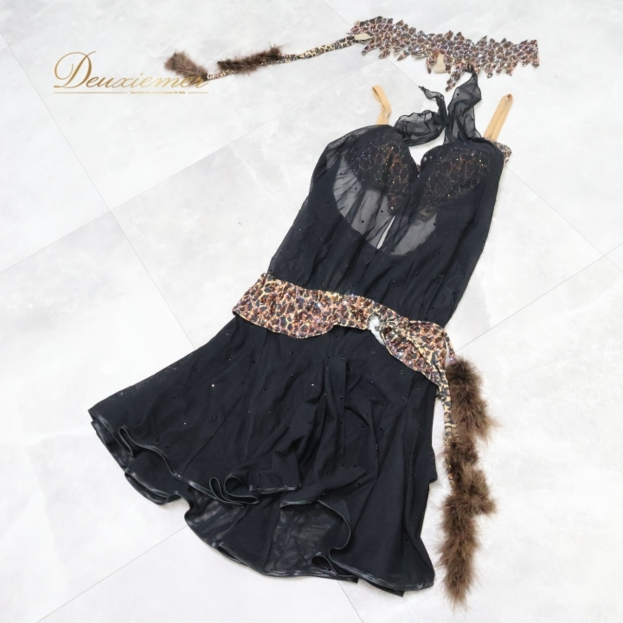 社交ダンス 衣装 ラテン ドレス ワンピース ヒョウ柄 レース 黒 茶色 しっぽ デモ 競技 ダンス パーティ 発表会 お洒落 羽 ファー ブラック系 ブラウン系 おしゃれ かわいい セクシー 軽やか ゴージャス ダンス衣装 フォーマル イベント 伸縮性
