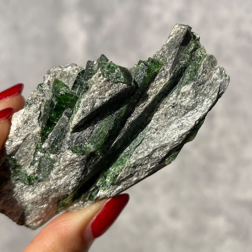 マダガスカル産 アクチノライト 原石｜透明感のあるグリーンと虹の輝き｜標本・オールドストックと考えられる一点もの