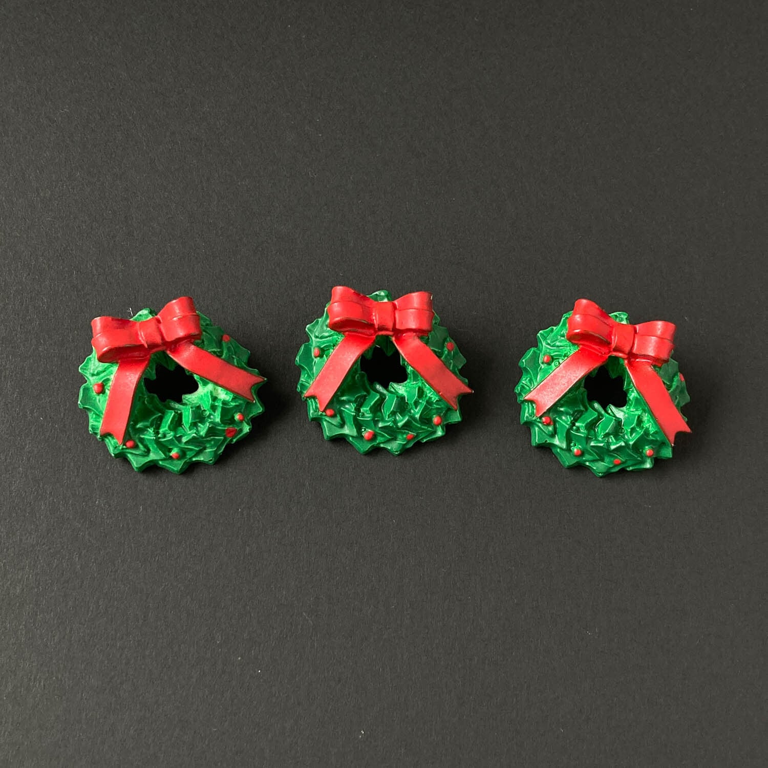 赤いリボンのクリスマスリースフランスボタン(34mm)