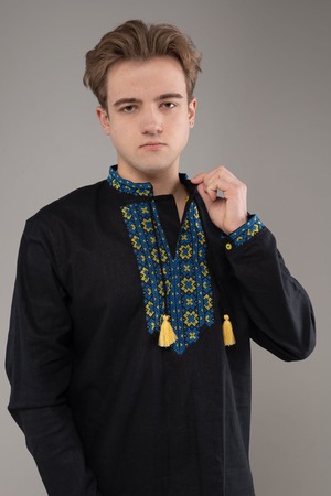 ウクライナ刺繍ヴィシヴァンカ　クロスステッチ手刺繍　Lサイズ　メンズ