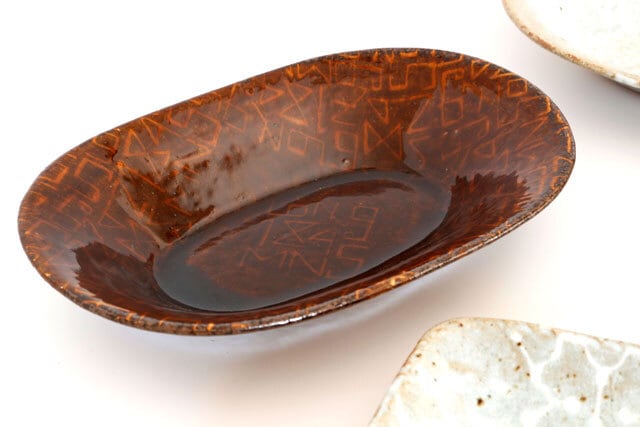 民族模様の大皿 アラビア数字 陶器 OKAMA Studio 岡安まりな | うつわ