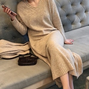 【送料無料】 マフラー付き☆ マフラー セット 2点セット ワンピース レディース 4色 秋 冬 ニットワンピース ニットワンピ 長袖 ロングワンピース ロング丈 ミモレ丈 フレア Aライン Vネック ゆったり 体型カバー 着痩せ 細見え 大人 カジュアル 韓国 人気 おしゃれ お出かけ 普段使い 普段着 シンプル 無地 20代 30代 40代 50代 ダークベージュ ベージュ ブラウン ピンク