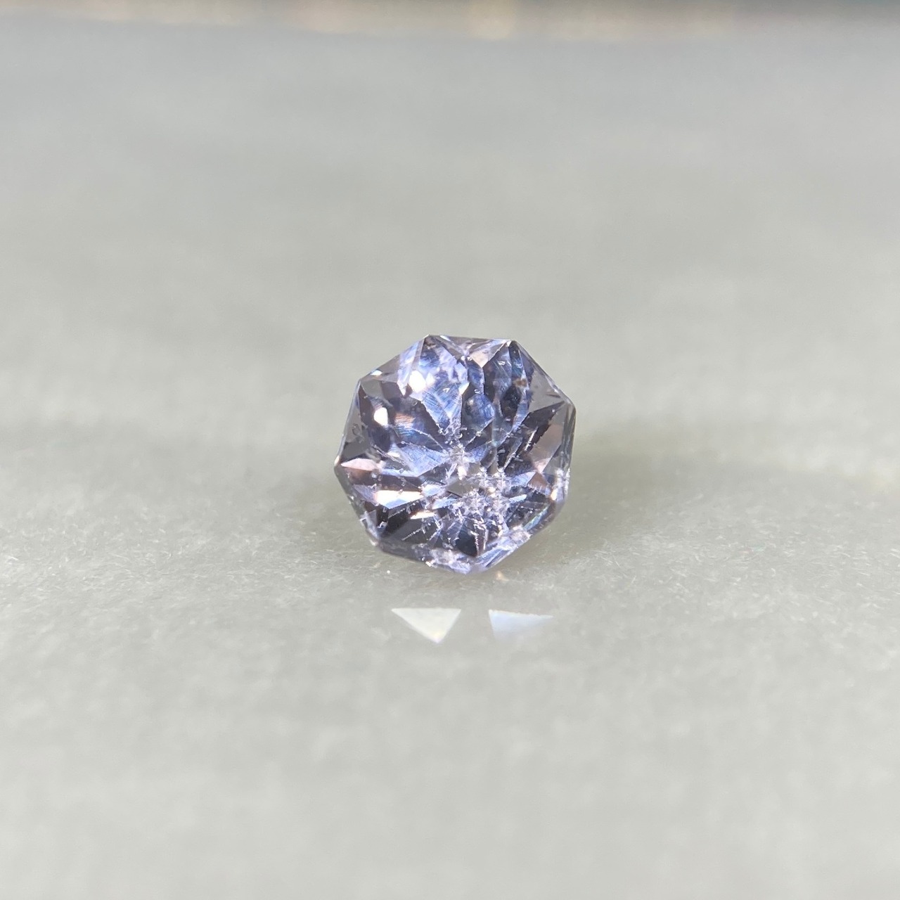 お花みたいなスピネル 訳あってお買い得  約4.8mm*3.7mmmm r-0397