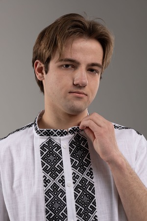 【男女兼用モデル】ウクライナ手刺繍ヴィシヴァンカ　半袖　フリーサイズ