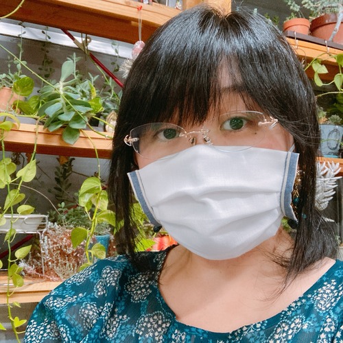 スピーチバルーンの布マスク　抗菌ニット生地タイプ　見た目は白マスク。でも端がちょっとオシャレ。接触冷感&UVカット　汗を吸収、速乾、ニオイを消臭