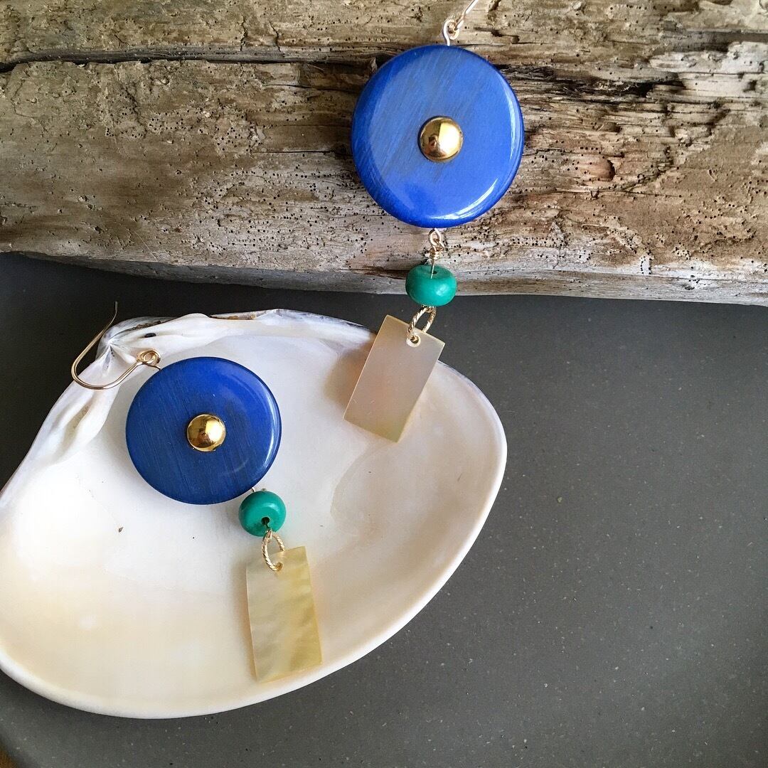 【1点もの】アンティークボタンとアンティークターコイズとマザーオブパールのピアス