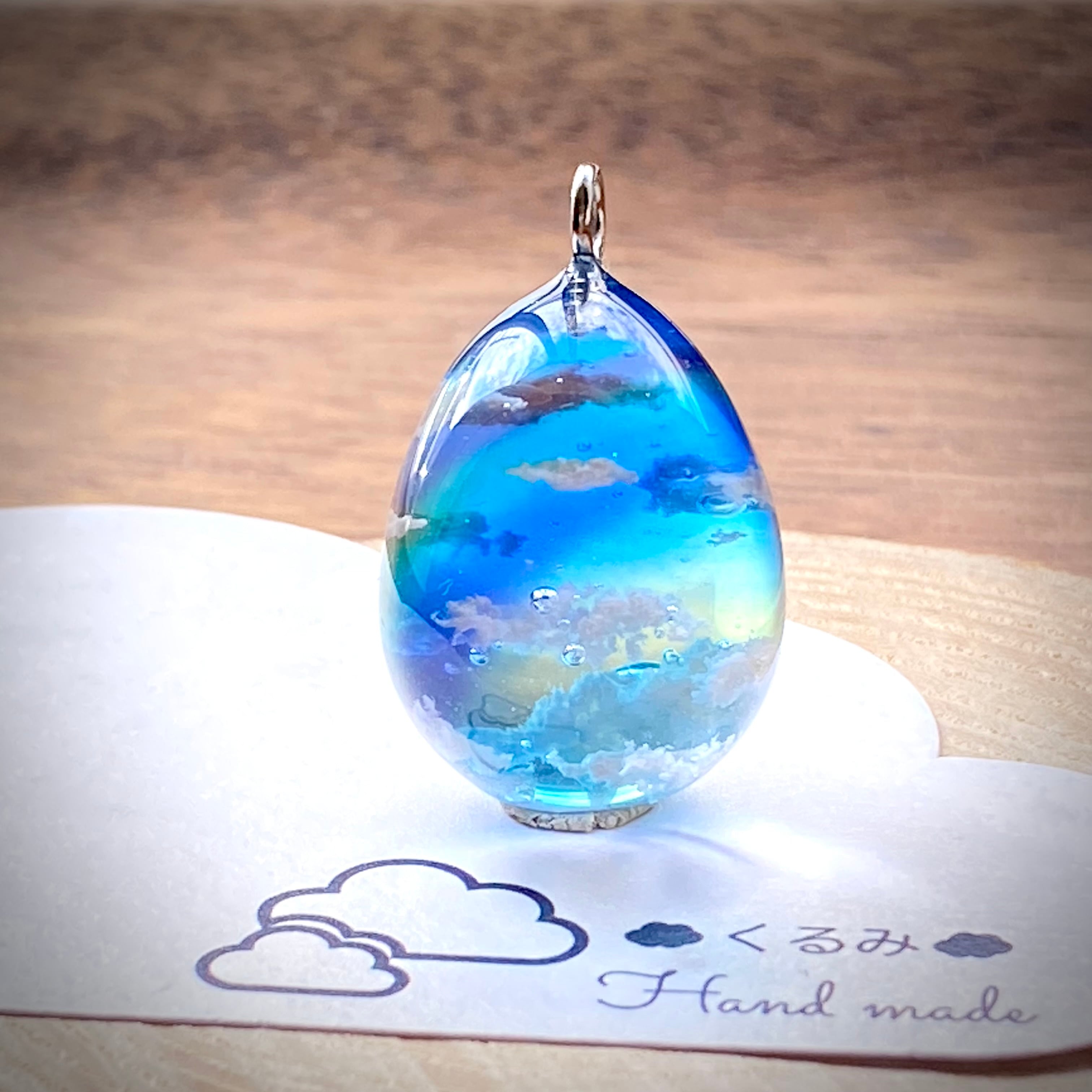 空&雲ペンダント たまご型 青空にかかる虹 25×18mm
