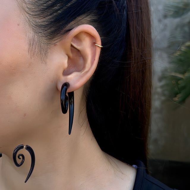 真*郎様 あるじゃん 拡張ピアス アクリルピアス 16G 2Gに見える ブラック スパイラルデザイン フェイク