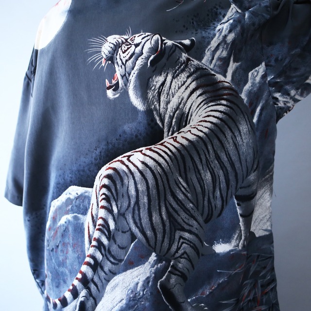 "白虎×月夜" dynamic graphic pattern over silhouette h/s shirt