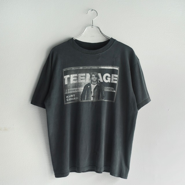 【VINTAGE】”KURT COBAIN by NIRVANA” 00’s~ 『TEENAGE』Front Printed Rock T-shirt s/s