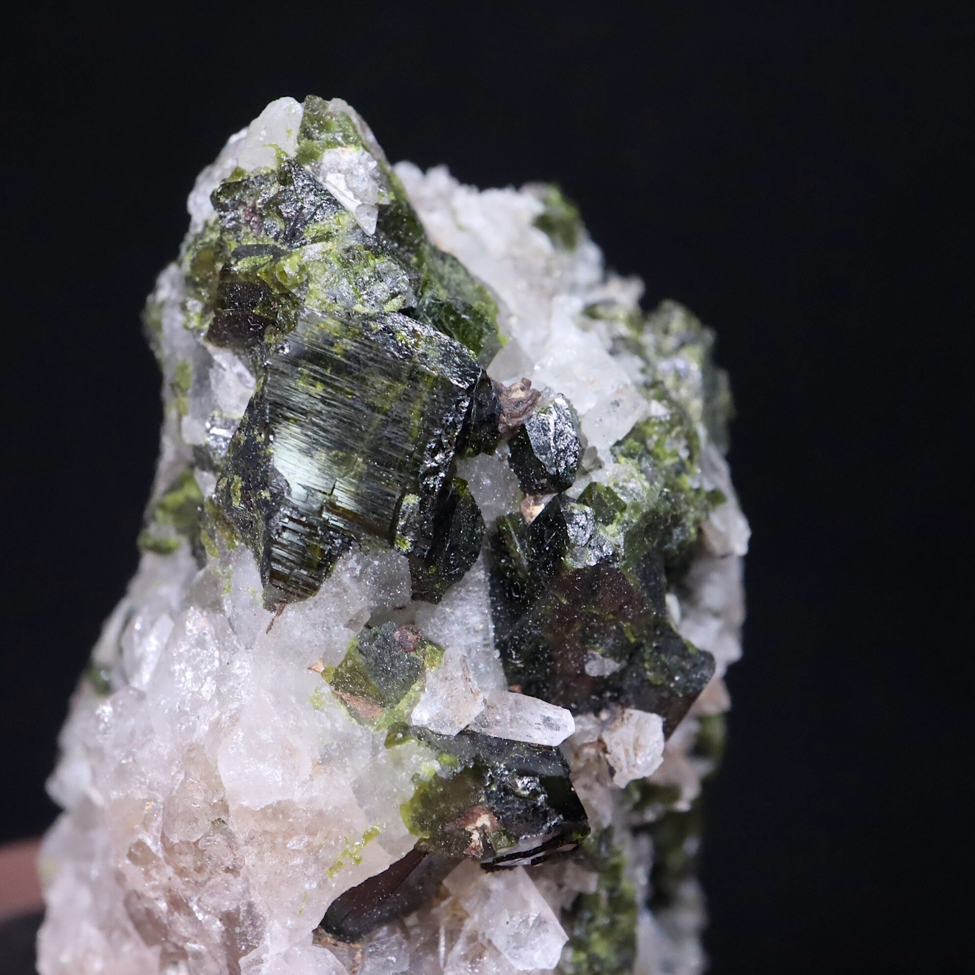 エピドート 緑簾石 クォーツ水晶 58.8g EPD064 原石 鉱物 天然石