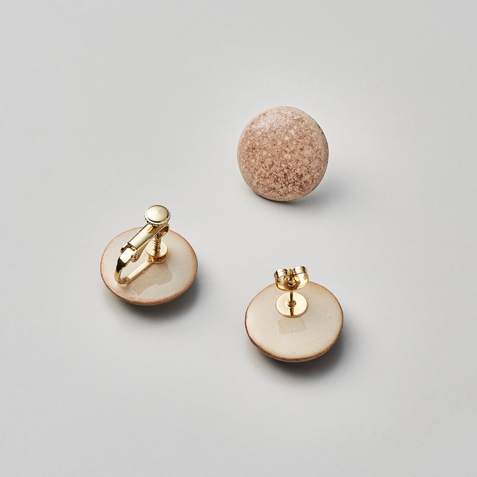陶磁器ピアス/イヤリング 〈circle_large〉 No.001 Cosmic Latte