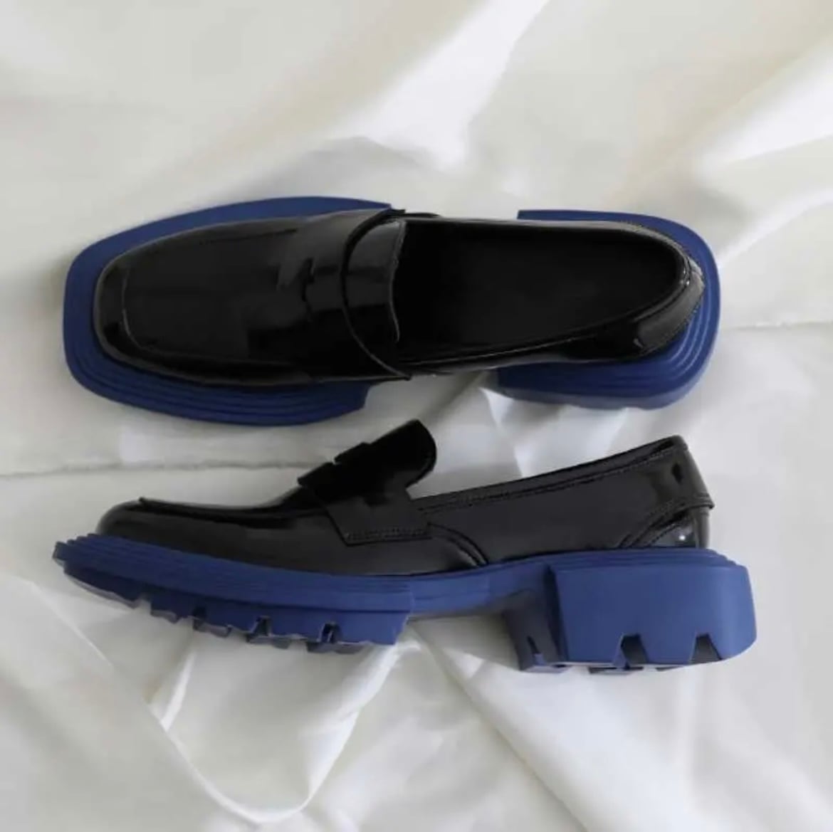 靴底カラースクエアデザインローファー