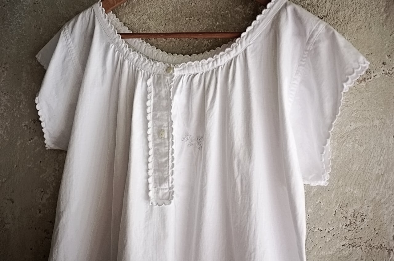 フランス とろりと長い貝たちとモノグラムあるロングワンピース