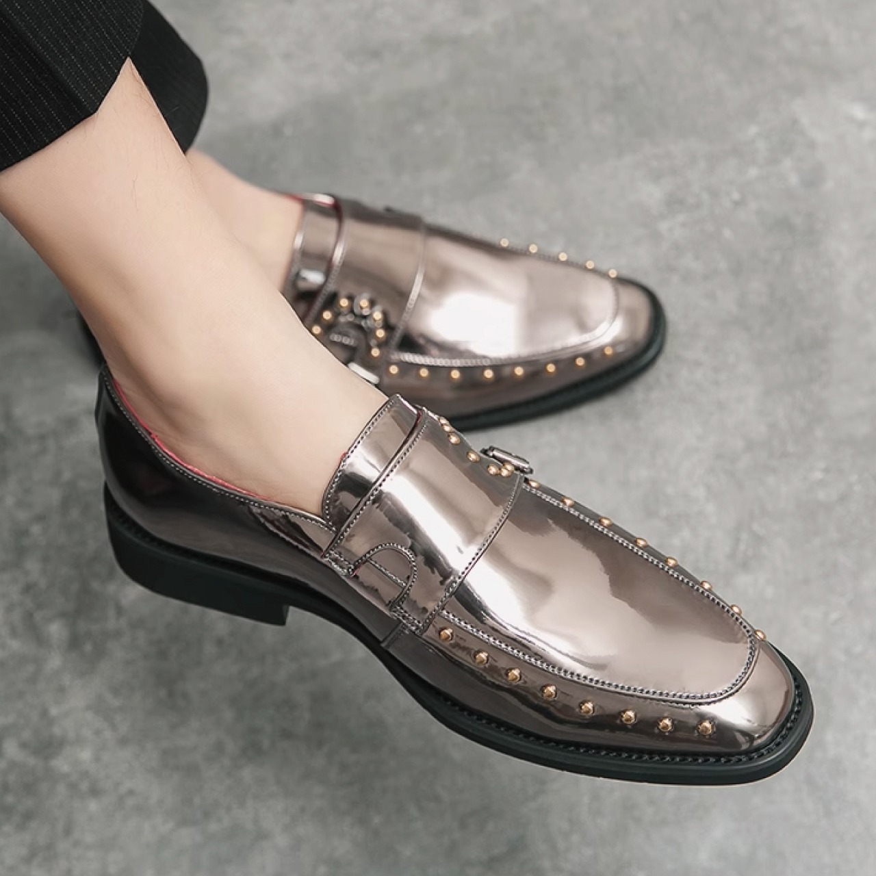 洗練されたデザインと快適な履き心地が魅力の一足　SS010