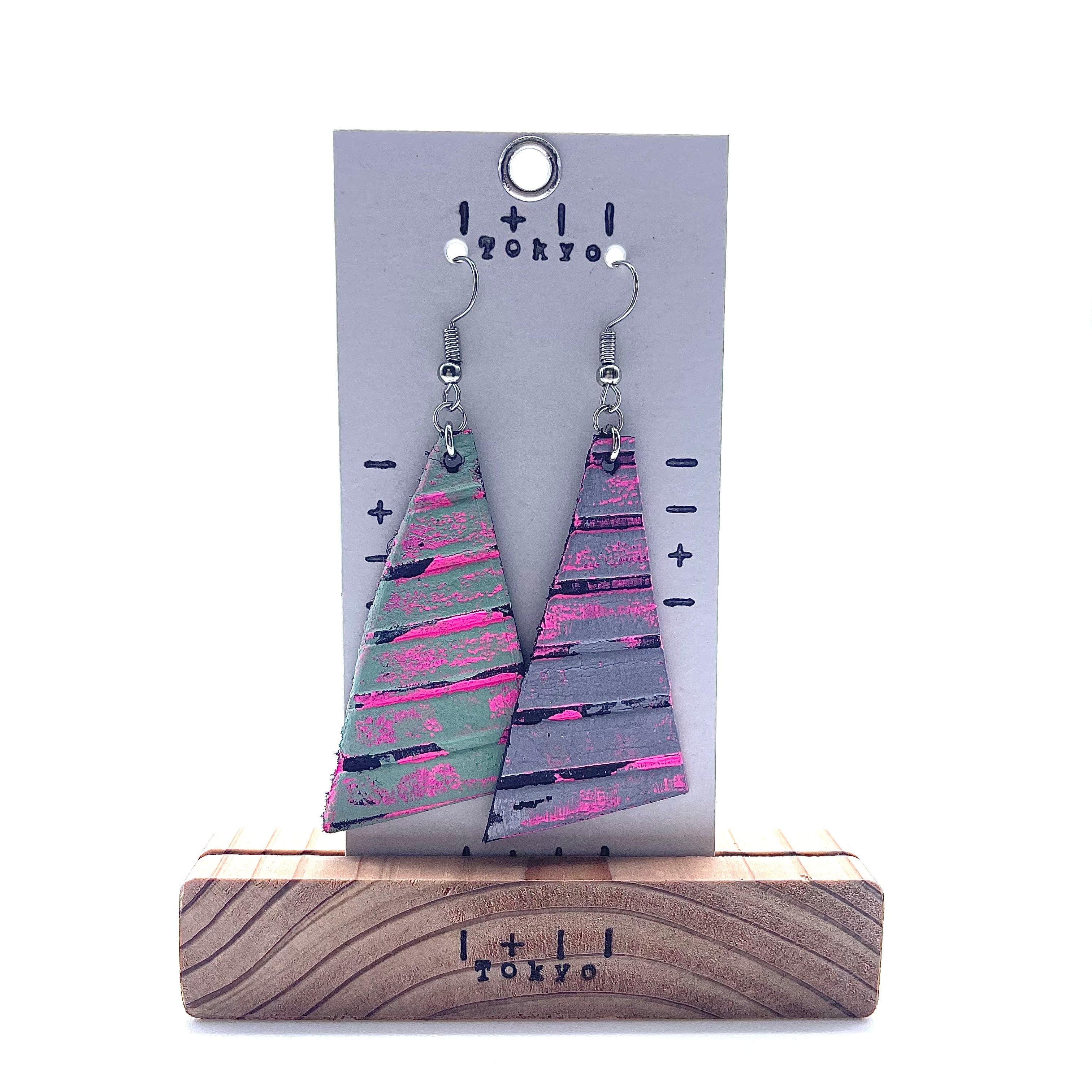 革ピアス　オオサンカク　本革