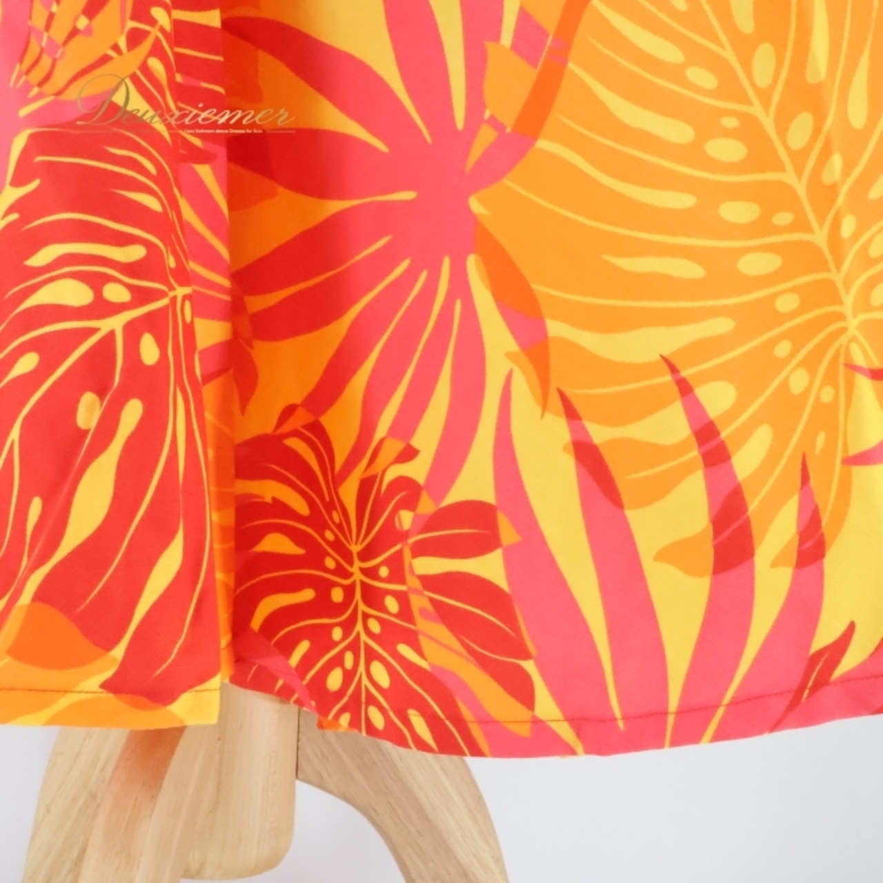 フラダンス 衣装 ワンピース ドレス オレンジ系 ワントーン フリル ノースリーブ モンステラ柄 かわいい 華やか 鮮やか 明るい 統一感 橙 赤 ハワイアン アロハ ハワイアンプリント フラ ダンス レッスン 練習 アシンメトリー パーティー レディース