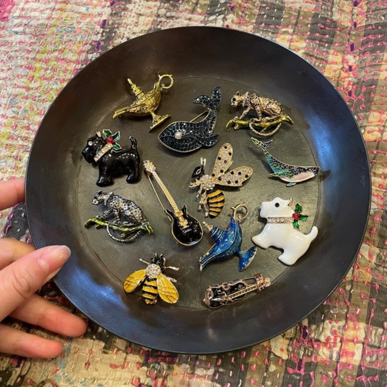 TOPANGA Jewelry Bijou art brooch Magic Lamp Blue / ビジューアートブローチ 魔法のランプ ブルー プレゼント プチギフト ジャケット 帽子 バッグ ニット キラキラ アクセサリー かわいい ファッション小物