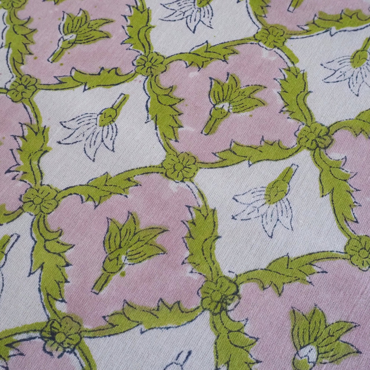 ブロックプリント生地【50cm単位】インド綿  ジャール柄 ホワイト×くすみピンク×グリーン #51515-WT1