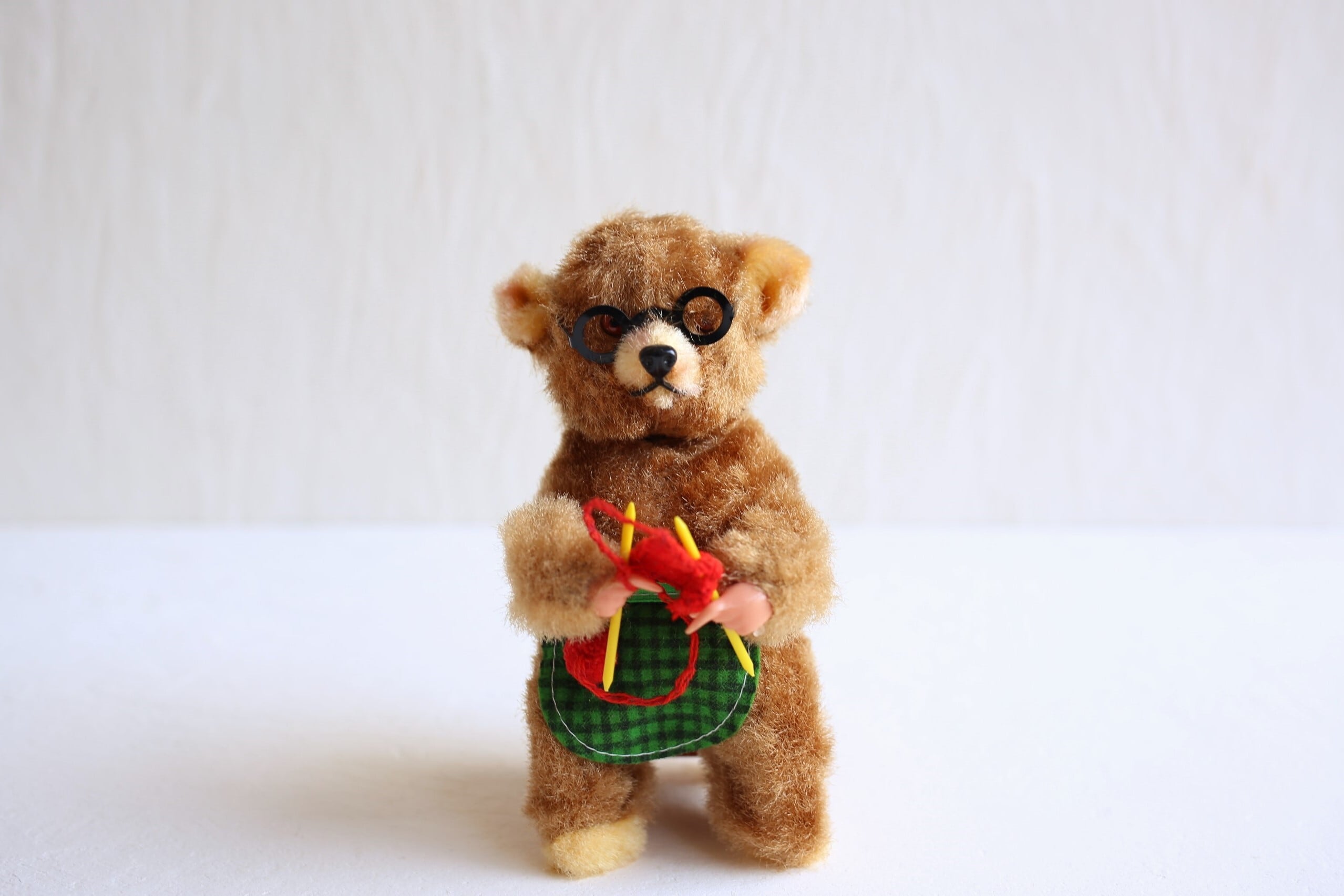 アンティーク ヴィンテージ ドイツ max carl ゼンマイおもちゃ 「編み物をするクマ」チェック柄エプロン N-03444