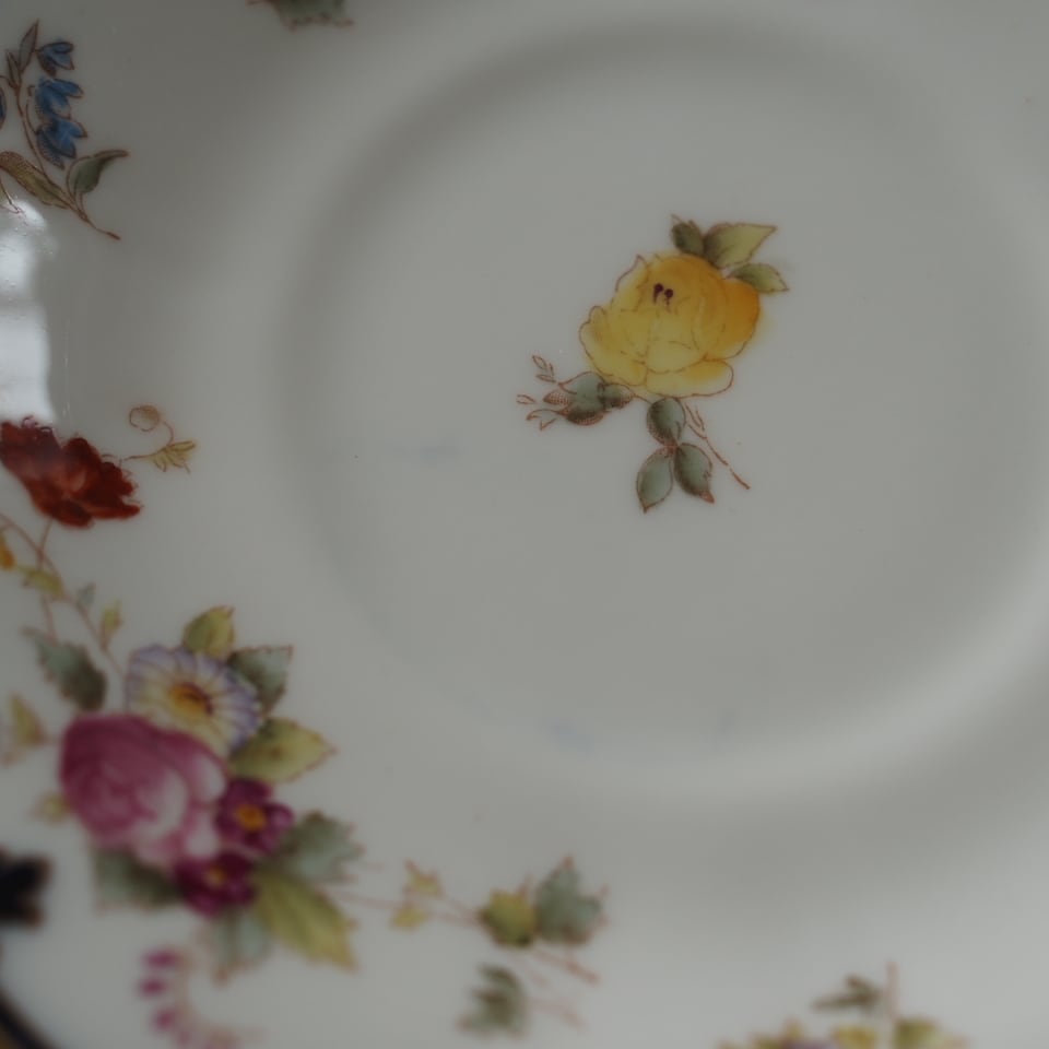 英国コウルドン 金彩と薔薇のブーケが咲く優雅なカップ＆ソーサー