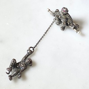 ROKUZAN silver brooch “monkey” set with ruby