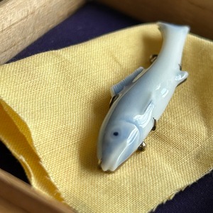 12代今右衛門　繊細な香魚の帯留め　WG使用