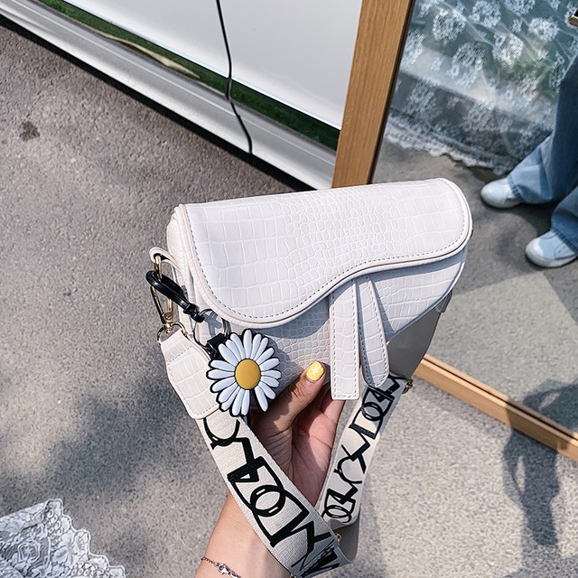 新しい小さなバッグレディースバッグ2020夏の新しい波ブロードバンドワイルドメッセンジャーバッグinsファッションショルダーサドルバッグ Tiancai_Wing_Bag3719405