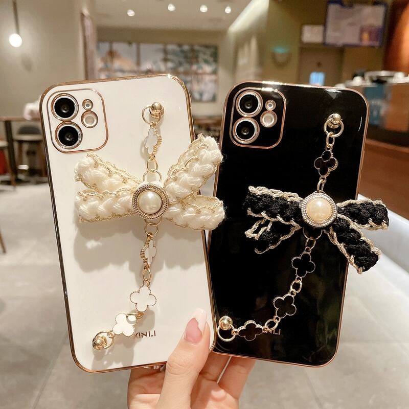 スマホケース レディース iPhoneケース スマホカバー 携帯カバー アイフォンケース 2色 アクセサリー リボン ビジュー パール チェーン バンド かわいい 大人可愛い カジュアル おしゃれ お洒落 綺麗 クール ラフ 送料無料 キュート ガーリー 個性的 抜け感 キラキラ きらきら 花 四つ葉 クローバー OL 通勤 学生 通学 デート お出かけ 女子会 休日 パーティー イベント ホワイト 白 ブラック 黒 オールシーズン 10代 20代 30代 40代 ママ 韓国 韓国系 ギフト プレゼント