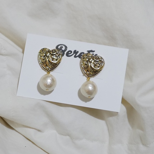 『BERETY』 アンティークリボンハート×コットンパールイヤリング