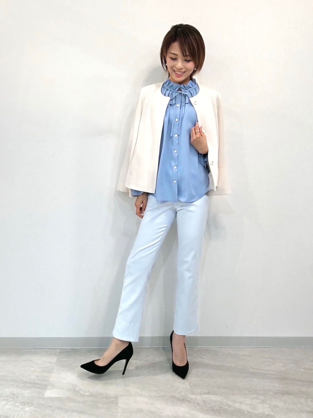 ネックフリルブラウス