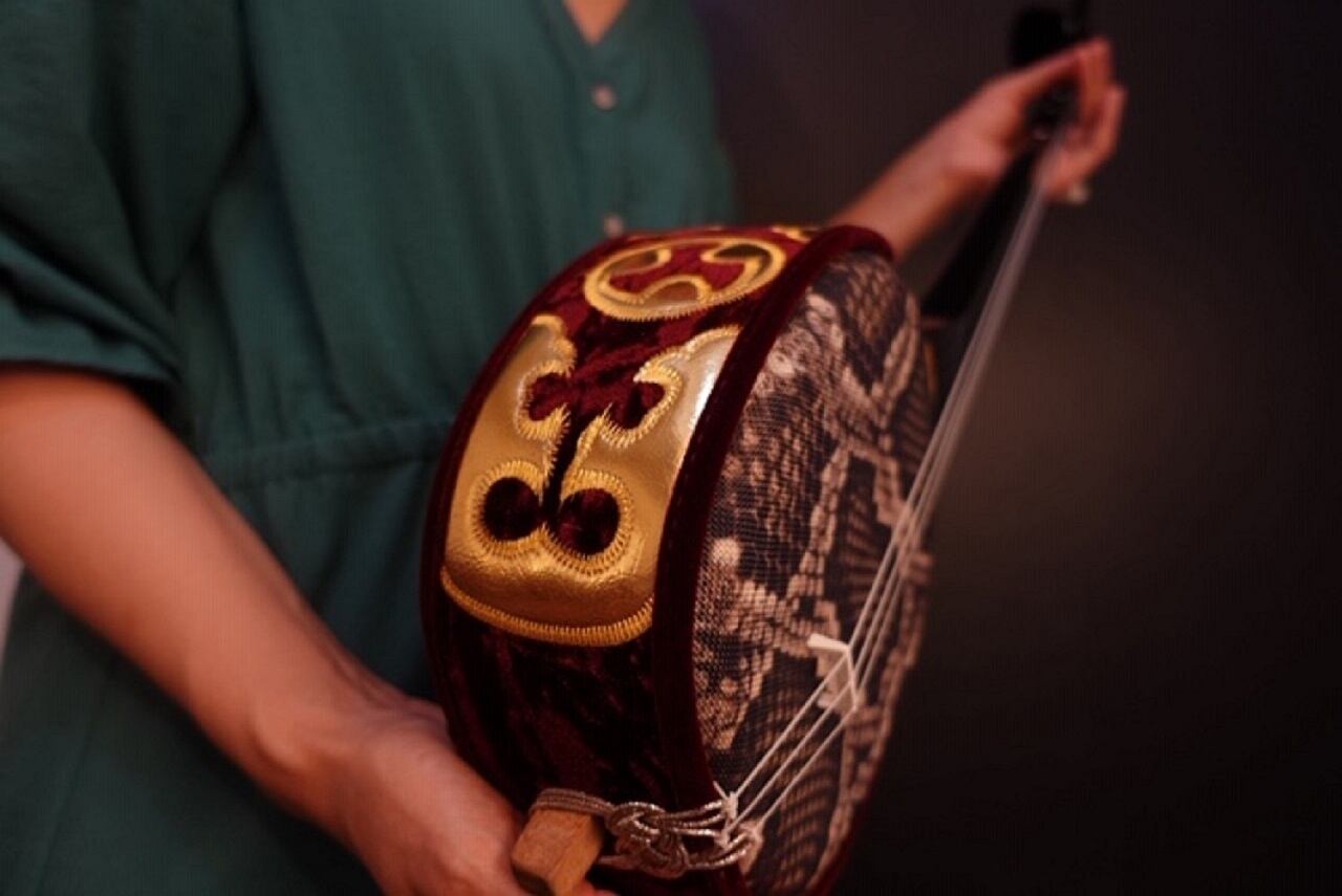 三線 沖縄三味線 初心者セット 両面人工皮張り ケース付き 楽譜付き 2種類 ティーガー胴巻き ノーマル 赤 宮古木工芸 送料無料 島元屋 三線 沖縄三味線 初心者セット 両面人工皮張り ケース付き 楽譜付き 2種類 ティーガー胴巻き ノーマル 赤 宮古木工芸 送料無料 島元屋