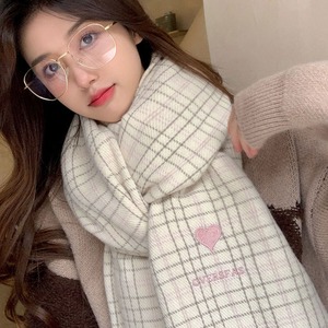 マフラー レディース 秋冬 大判 チェック柄 ハート刺しゅう ロゴ 韓国 ガーリー ロング フリンジ 防寒 あったか ストール 通勤 通学 ひざ掛け 大人可愛い [LW-CGZ004]