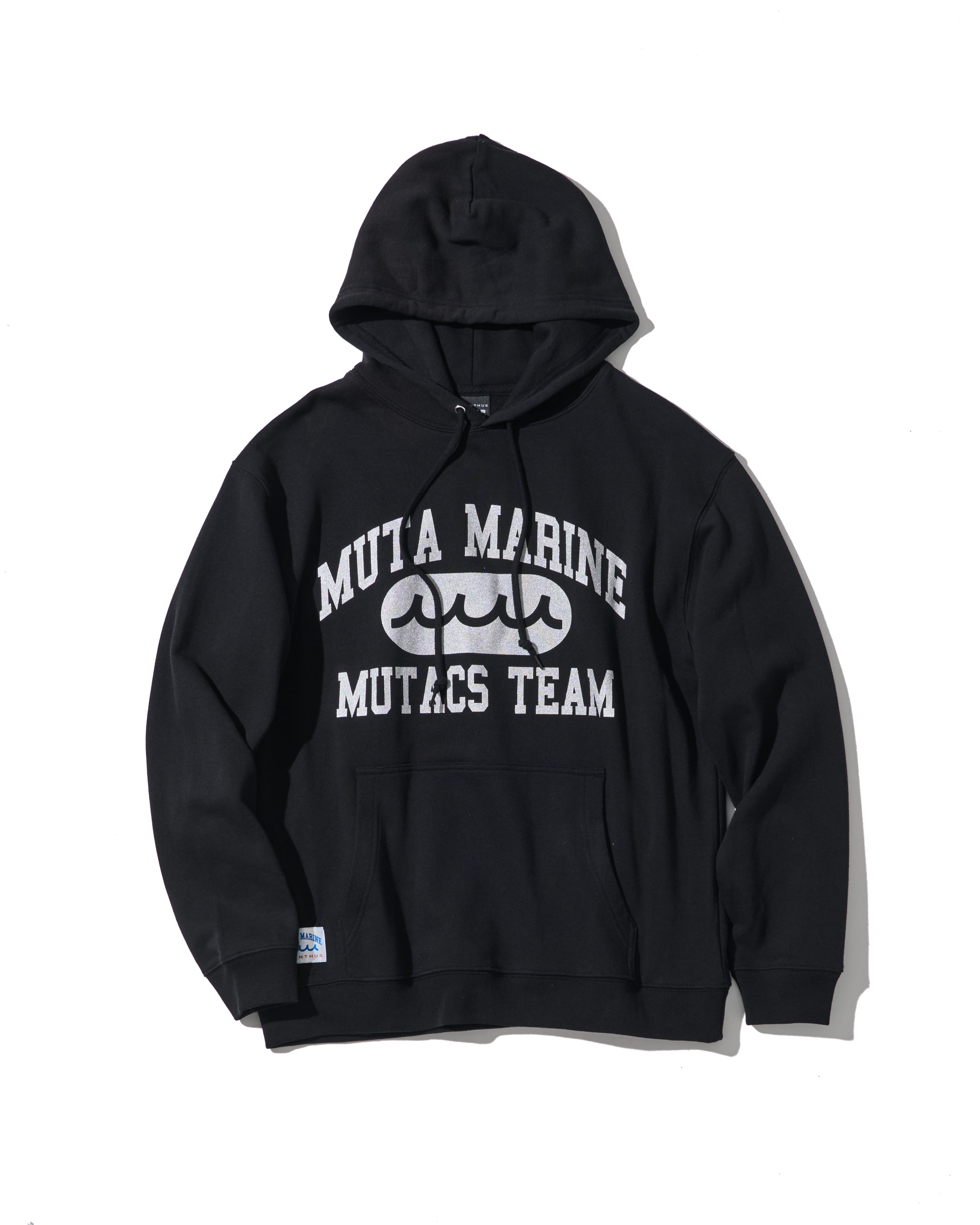 極美品 muta MARINE ACANTHUS カレッジロゴ パーカー XL 予約販売1月下旬～2月中旬入荷】muta MARINE × ACANTHUS カレッジロゴ