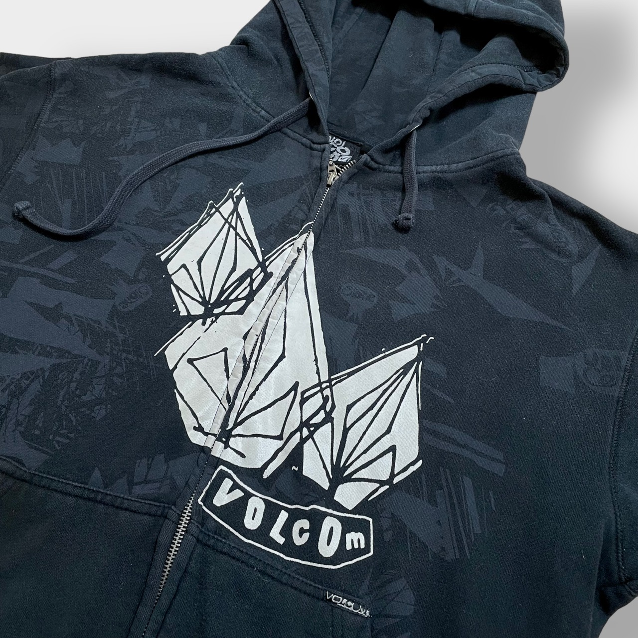 【VOLCOM】パーカー ジップアップ プリント フーディー スウェット hoodie ブラック L ボルコム スケボー スケート US古着