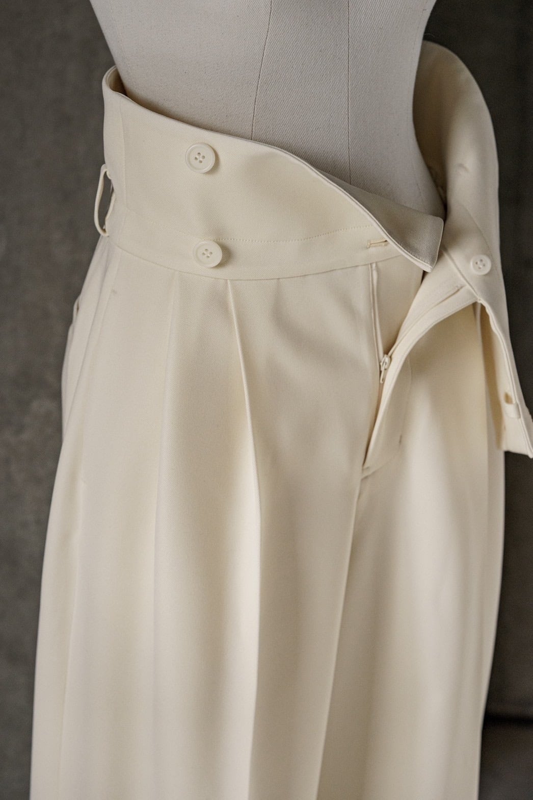 CUMMERBUND PANTS(CREAM) ご注文から一週間前後で発送 | roughlow 
