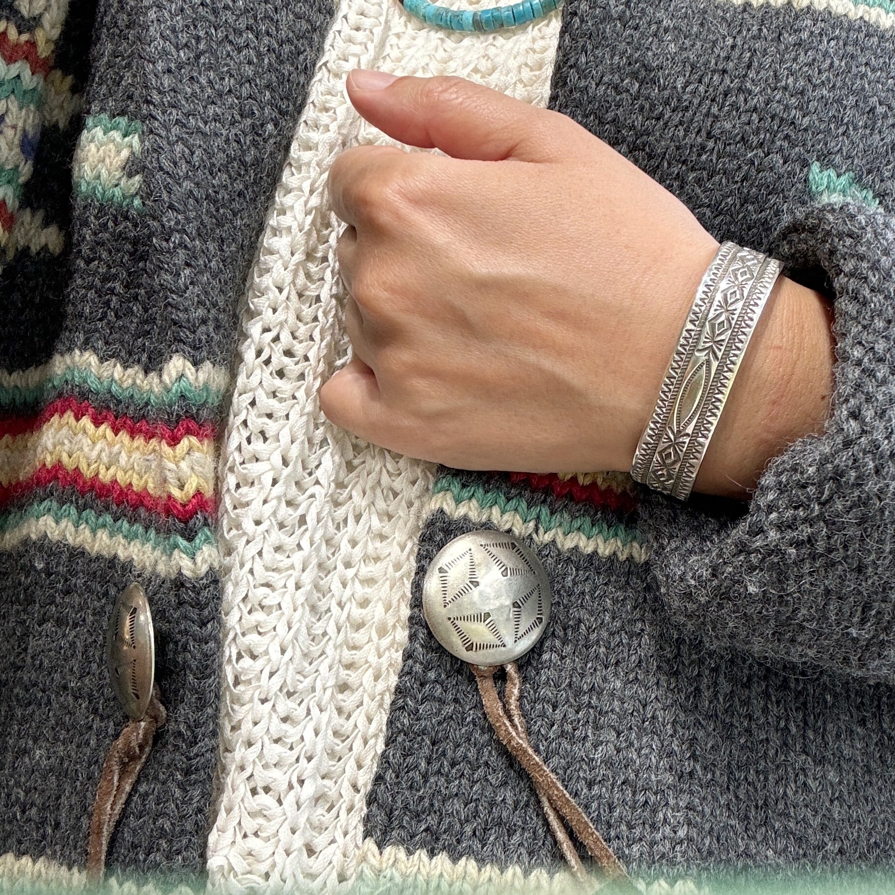 Indian Jewelry 》スタンプワーク バングル Arnold Black Goat Indian Jewelry 》スタンプワーク バングル Arnold Black Goat