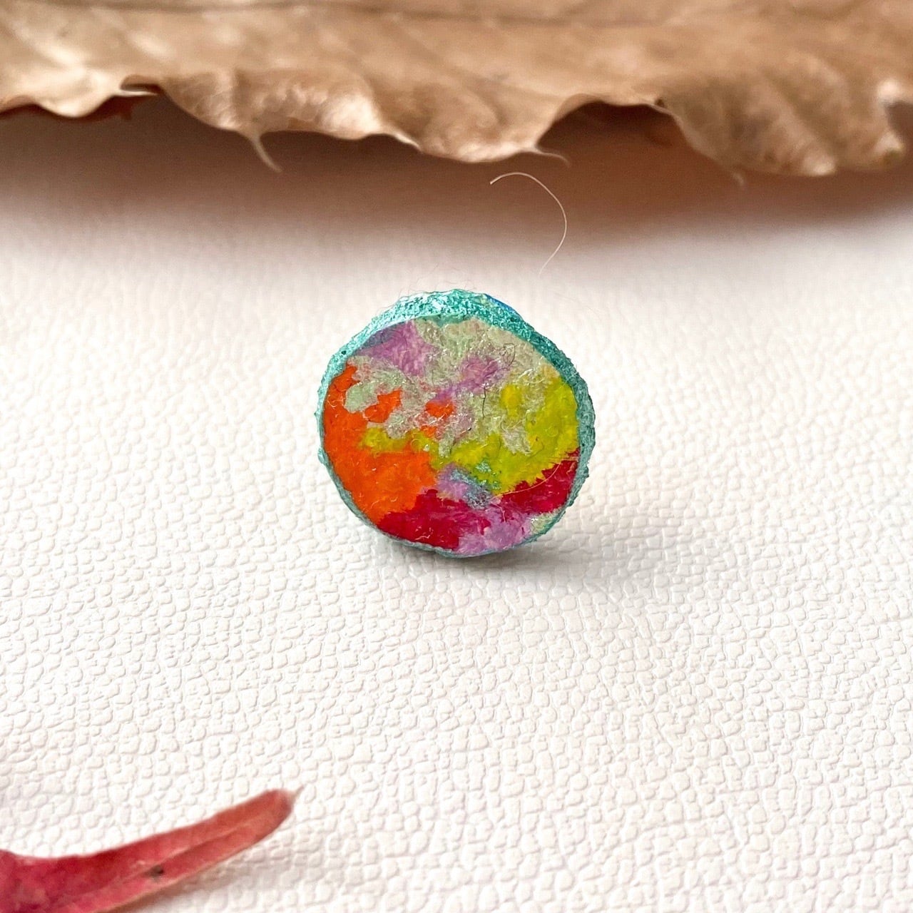 フェイクレザー 合皮 × ペイント ピアス 片耳ピアス エメラルドグリーン 優しい色 オシャレ 一点もの マスクOK ハンドメイド