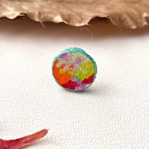 フェイクレザー 合皮 × ペイント ピアス 片耳ピアス エメラルドグリーン 優しい色 オシャレ 一点もの マスクOK ハンドメイド