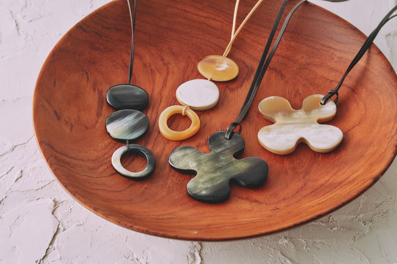 アクセサリー Kei 花ペンダント Bijoux Kei（白／黒） | 中村江里子セレクション Avenue