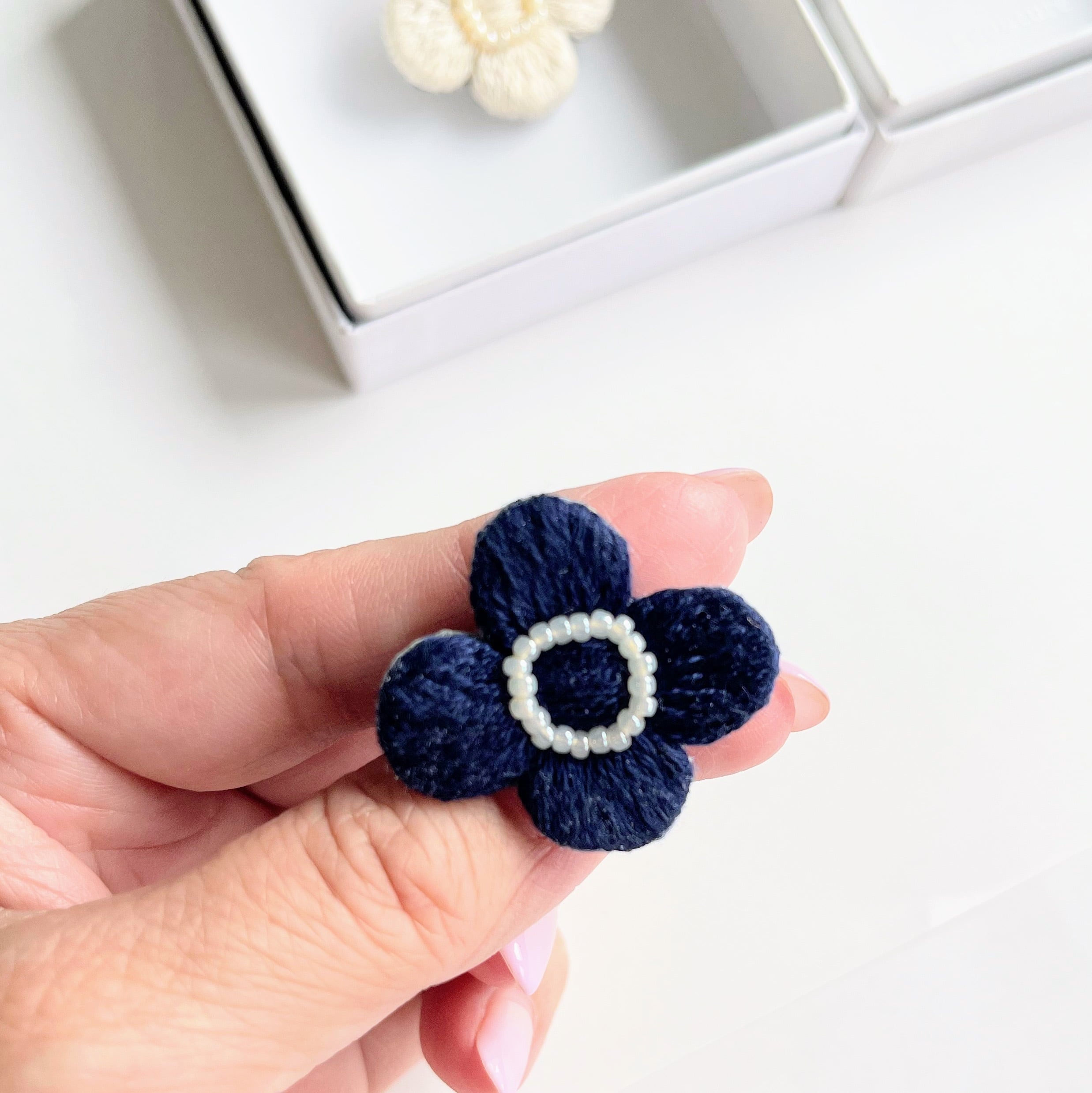 北欧風小さなお花のミニ刺繍ブローチ【botanical】#305 | j.couture