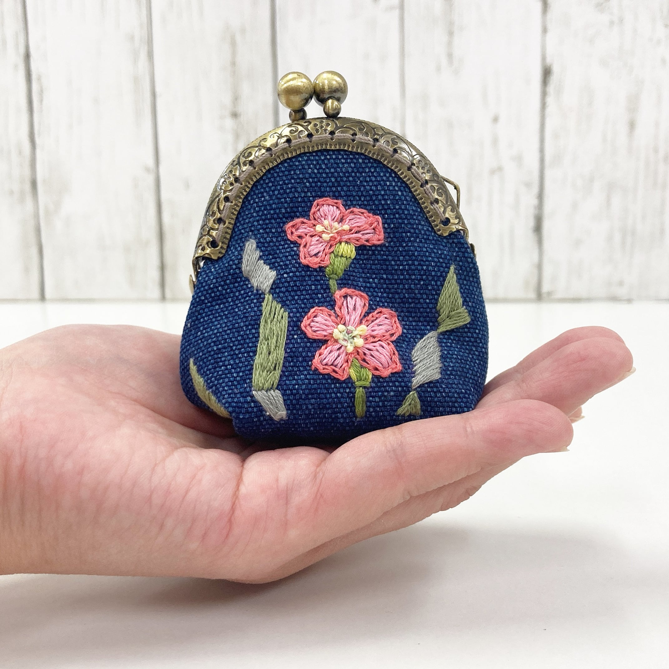フラワーガーデン刺繍のがま口ポーチ(ミルキーパープル玉付) フラワーガーデン刺繍のがま口ポーチ(ミルキーパープル玉付) フラワー 財布・ケース・小物入れ
