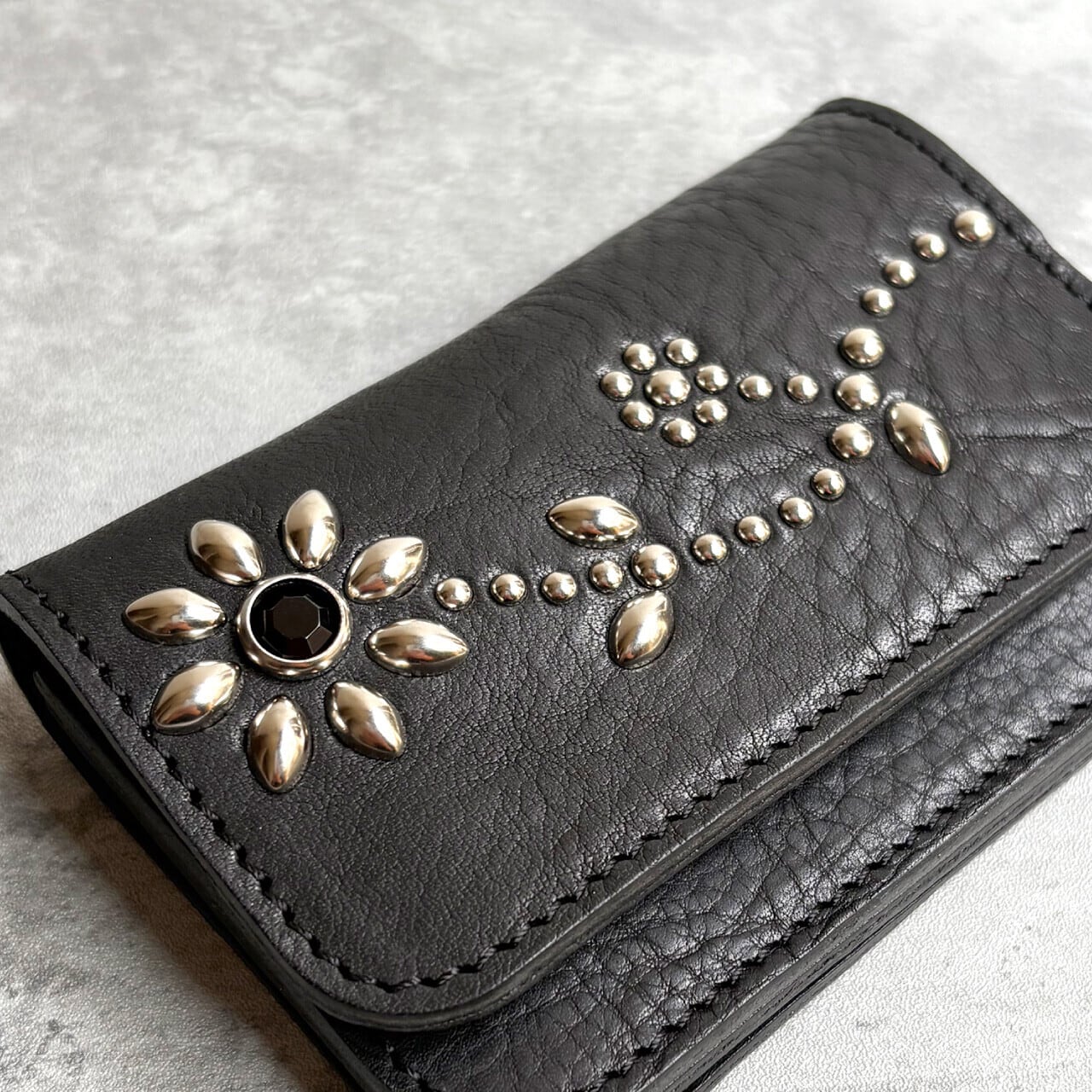 栃木レザー フラワースタッズ ショートトラッカーウォレット / LEATHER 栃木レザー フラワースタッズ ショートトラッカーウォレット / LEATHER