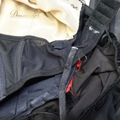 社交ダンス 衣装 スタンダードドレス ドレス ワンピース スタンダード 赤 黒 羽 ファー デモ 競技 ダンス パーティ 発表会 豪華 華やか ブラック系 レッド系 ベロア 大きな花モチーフ 高級感 おしゃれ ゴージャス ダンス衣装 イベント用 フォーマル レディース フェザー 飾り