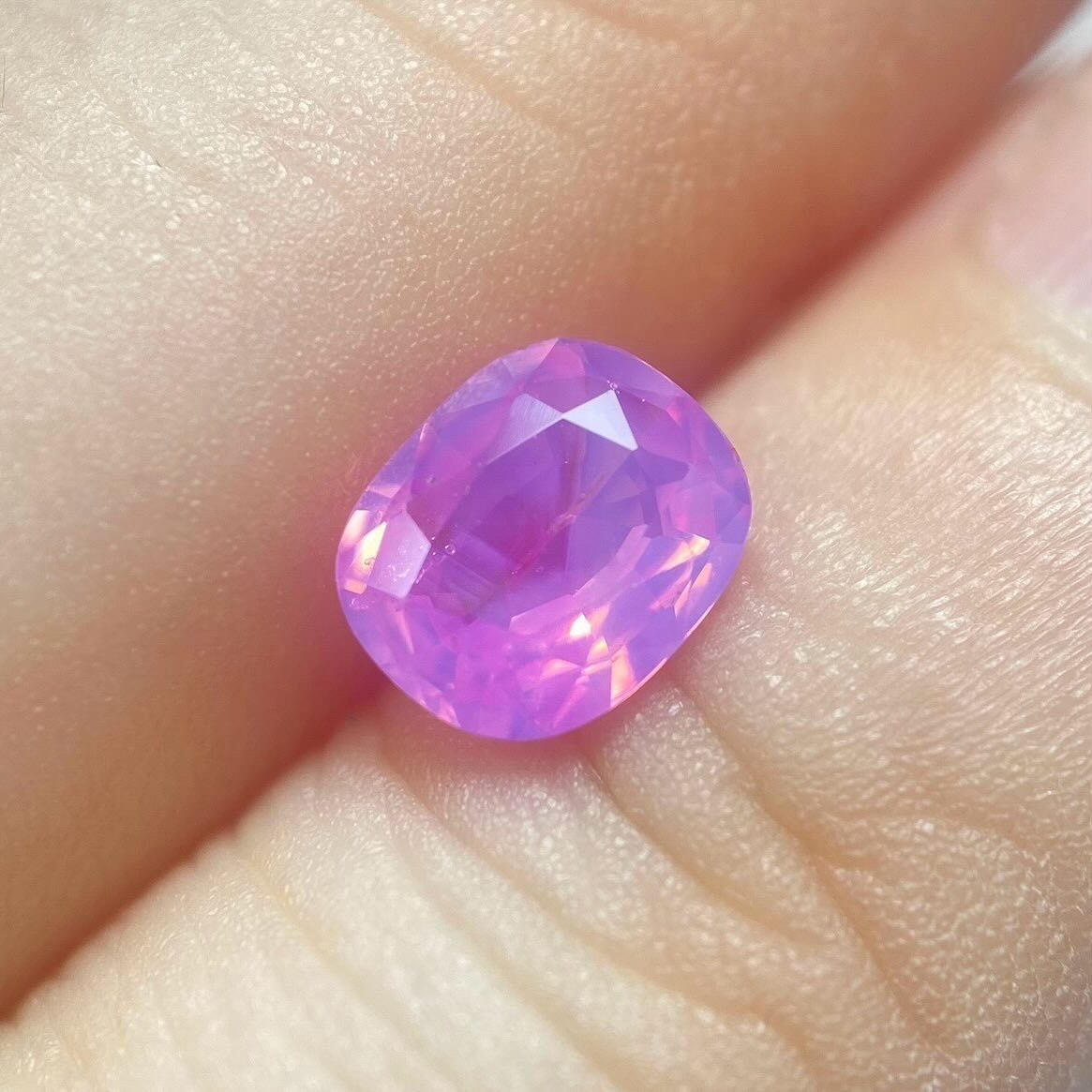 ポップなシルキーピンクサファイア