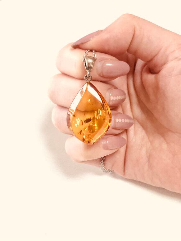 海と大地の宝石！バルティックアンバーのネックレス | 虹色の星