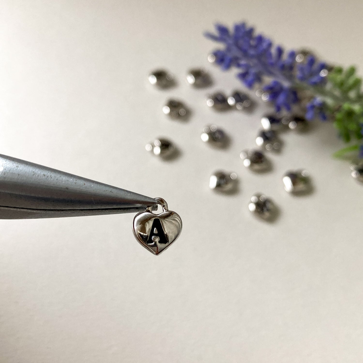 再入荷〉ミニハートアルファベットチャーム（シルバー） | Dua