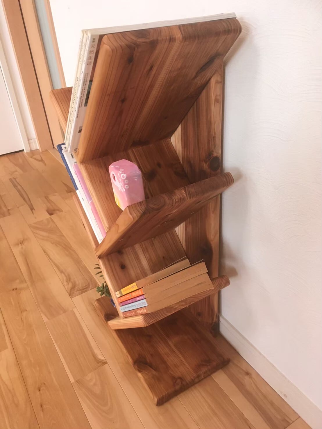 国産杉の無垢材を使用】 角が丸く安心安全 ツリー型 ブックシェルフ